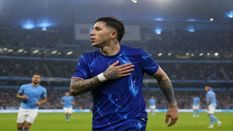Manchester City open talks to sign Enzo Fernández from Chelsea