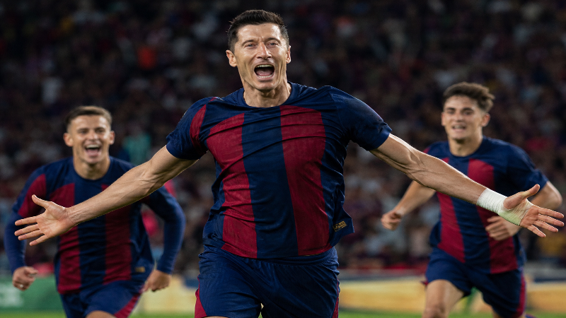 Ferdinand urges Man Utd to sign 'humble' Lewandowski