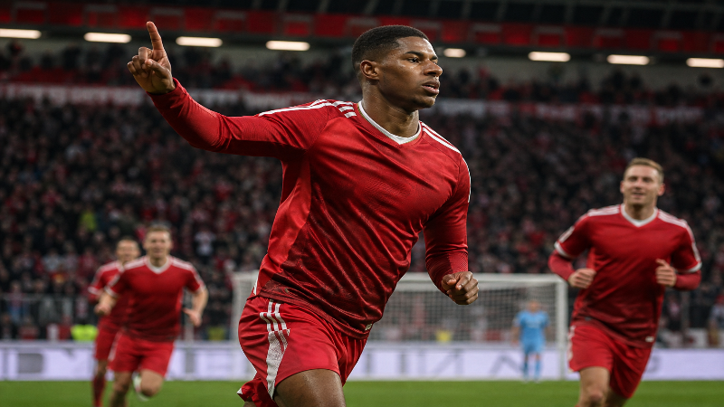 Bayern push for Rashford as fee agreed, wages stall talks